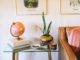 Recycler les petits pots en verre en les transformant en vases pour décorer votre maison.